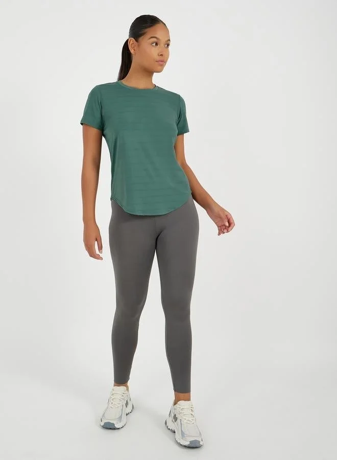 ستايلي اكتيف بلوزة قصيرة بأكمام قصيرة وحافة منحنية بنقوش